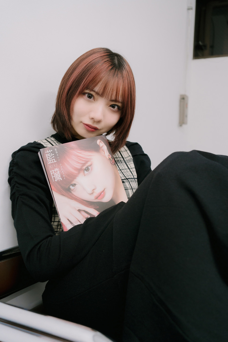 『藍染カレンフォトエッセイ 藍臓』（（C）GENKOSHA Co.,Ltd. 2025）