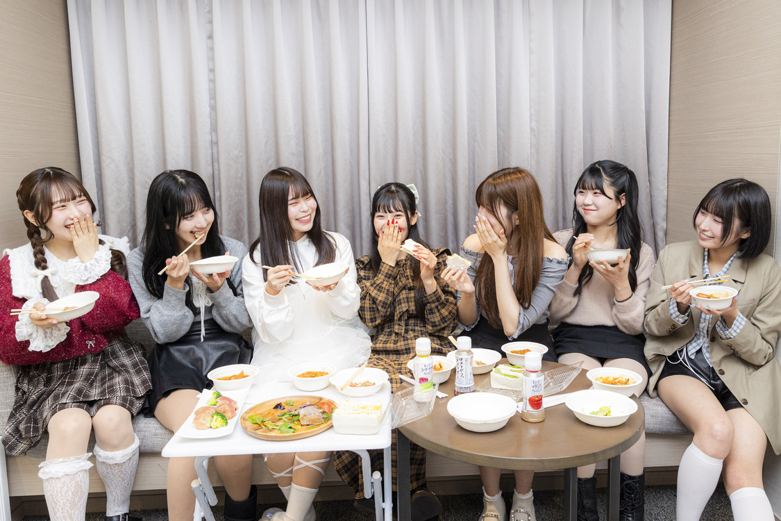 メンバー全員で料理を堪能