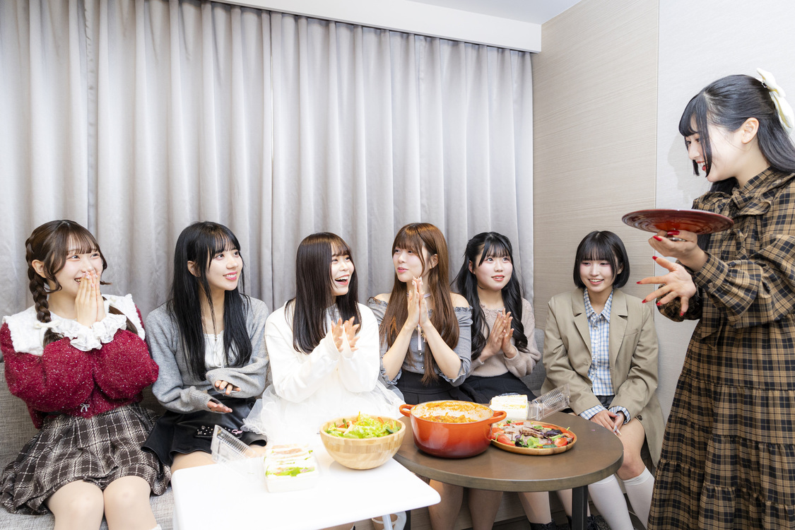 手作り料理の説明をする夏目りこ