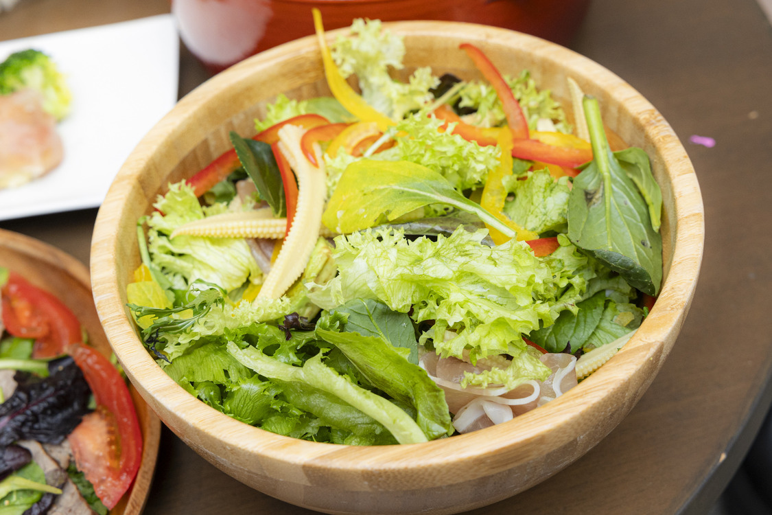 色鮮やかなパプリカ入りのサラダ