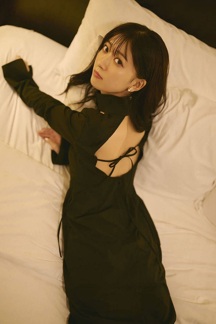 『鈴原希実 1st写真集 届け』通常カバー（撮影：熊木優）