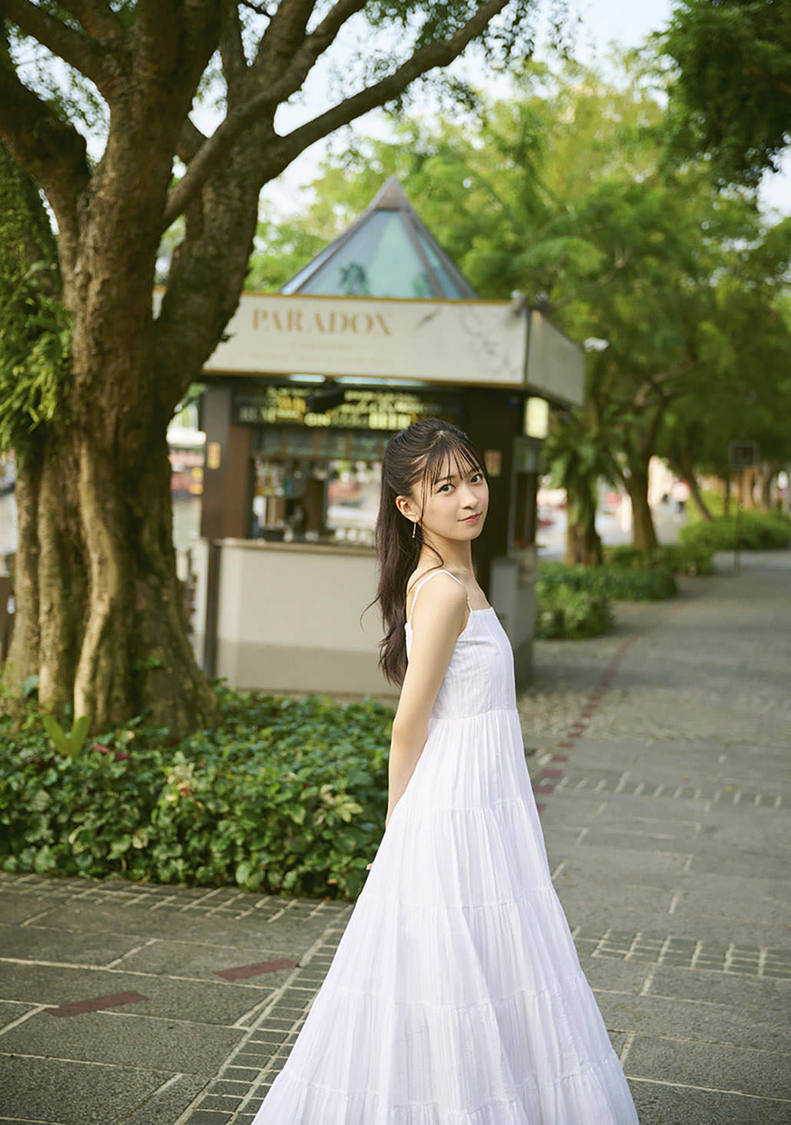 『鈴原希実 1st写真集 届け』通常カバー（撮影：熊木優）