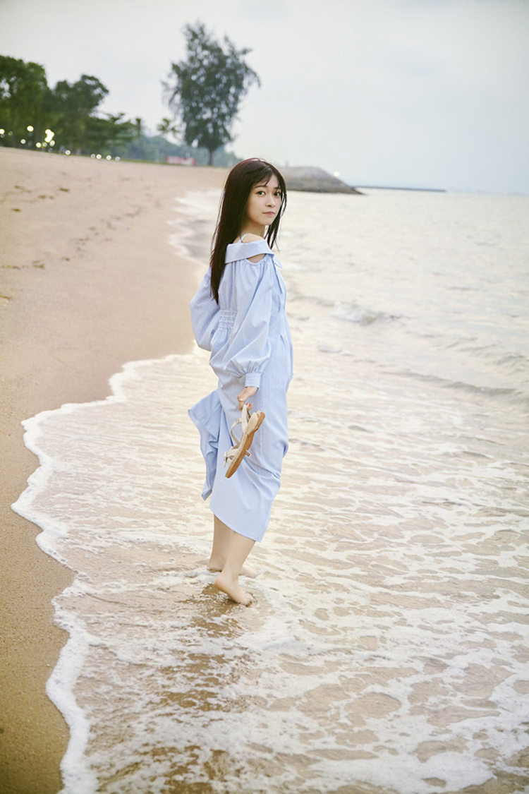 『鈴原希実 1st写真集 届け』通常カバー（撮影：熊木優）