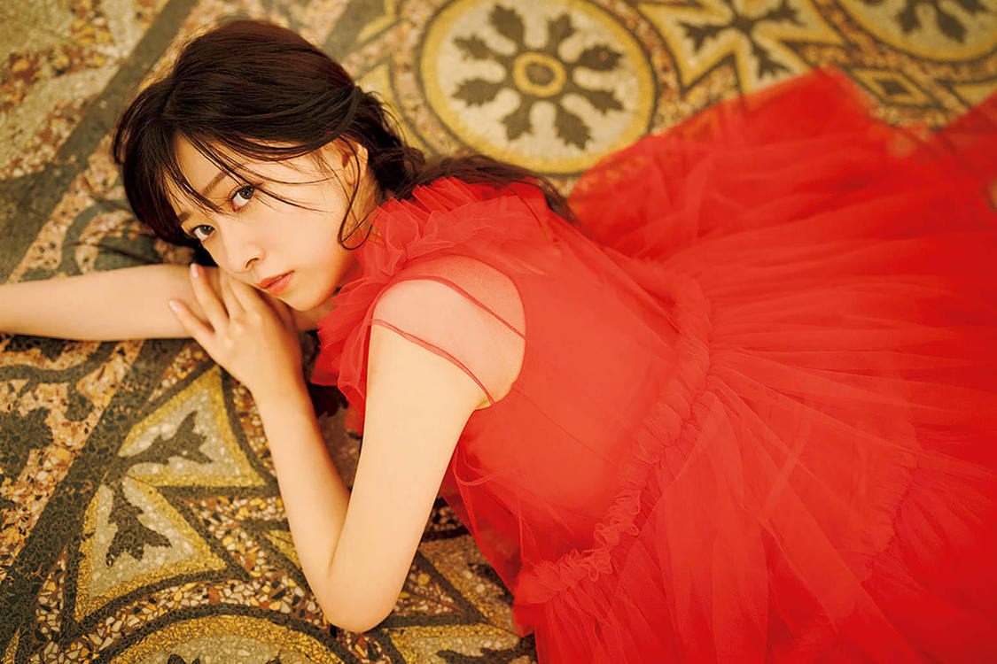 『鈴原希実 1st写真集 届け』通常カバー（撮影：熊木優）