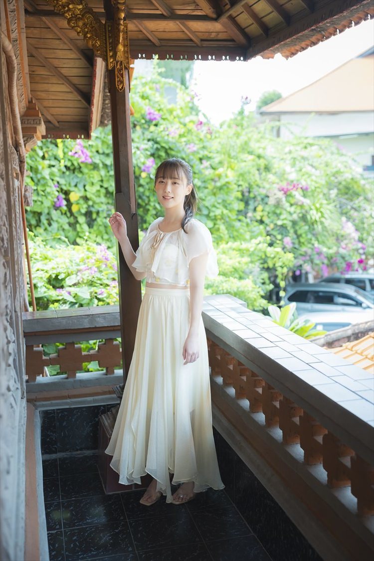 『SKE48 鎌田菜月 1st写真集 やさしい日差し』先行カット（(C)KADOKAWA (C)Zest, Inc. 撮影：田中智久）