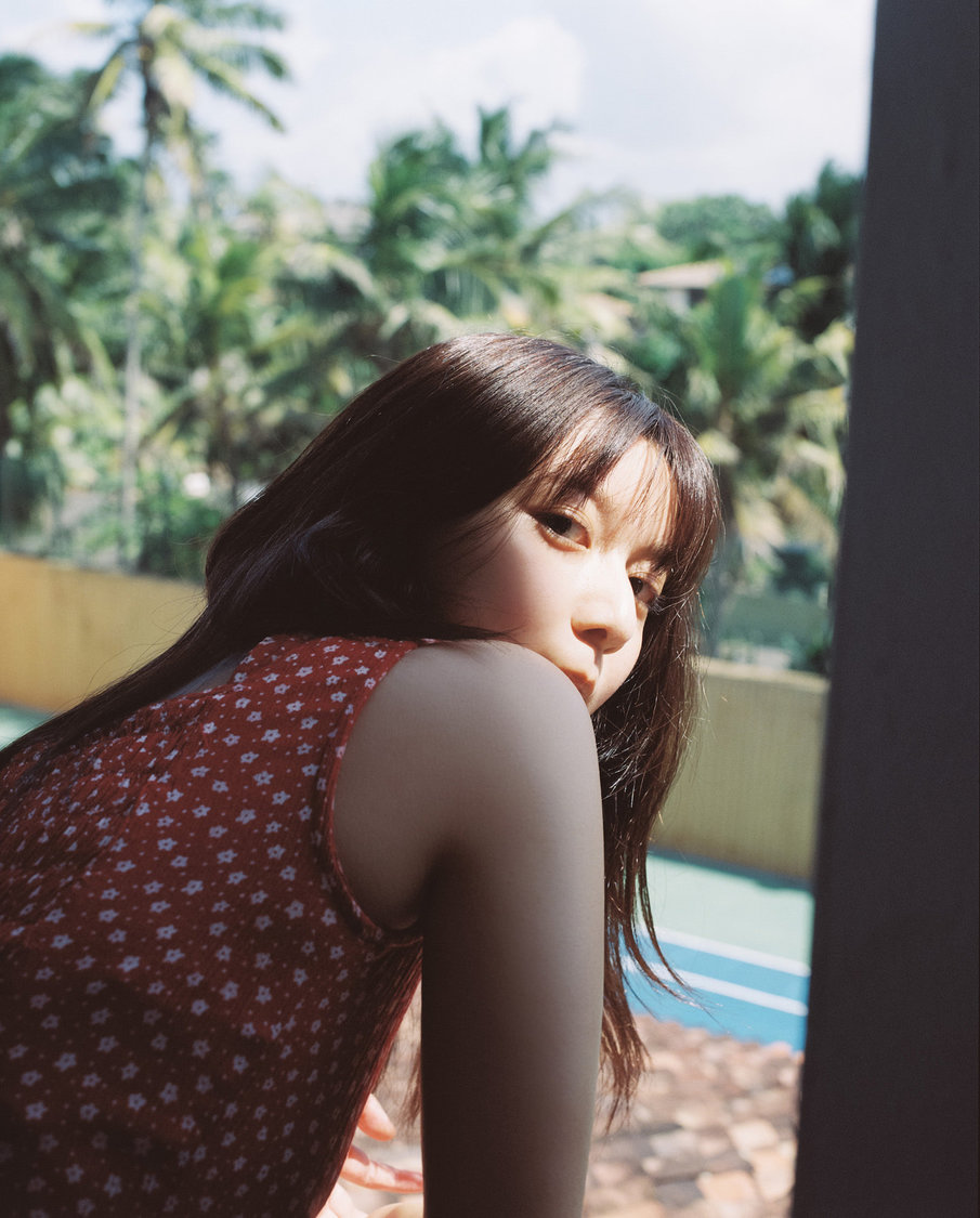 上白石萌歌写真集『charm charm』（Ⓒ松岡一哲／講談社）