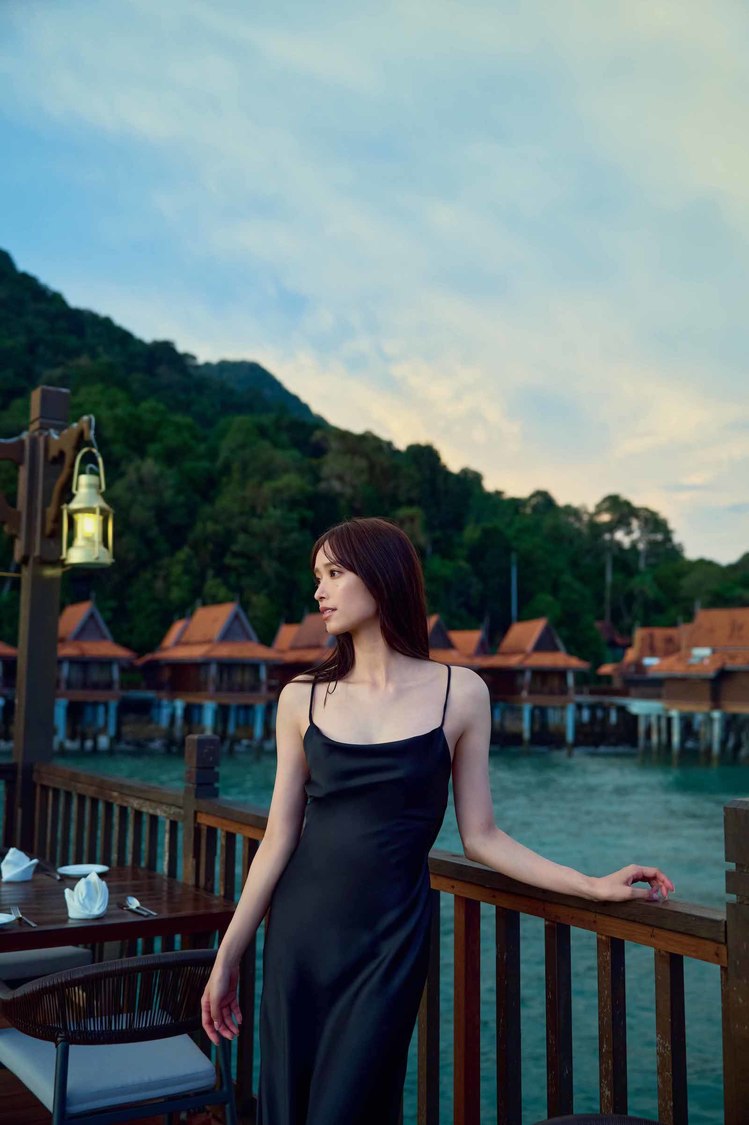 日向坂46・佐々木久美1st写真集『めくる日々』楽天ブックス限定版裏表紙 （撮影：藤原宏）