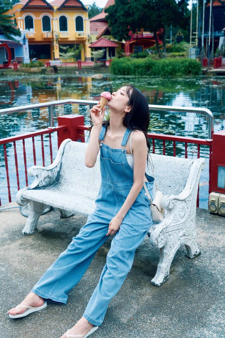 日向坂46・佐々木久美1st写真集『めくる日々』紀伊國屋書店限定版裏表紙 （撮影：藤原宏）