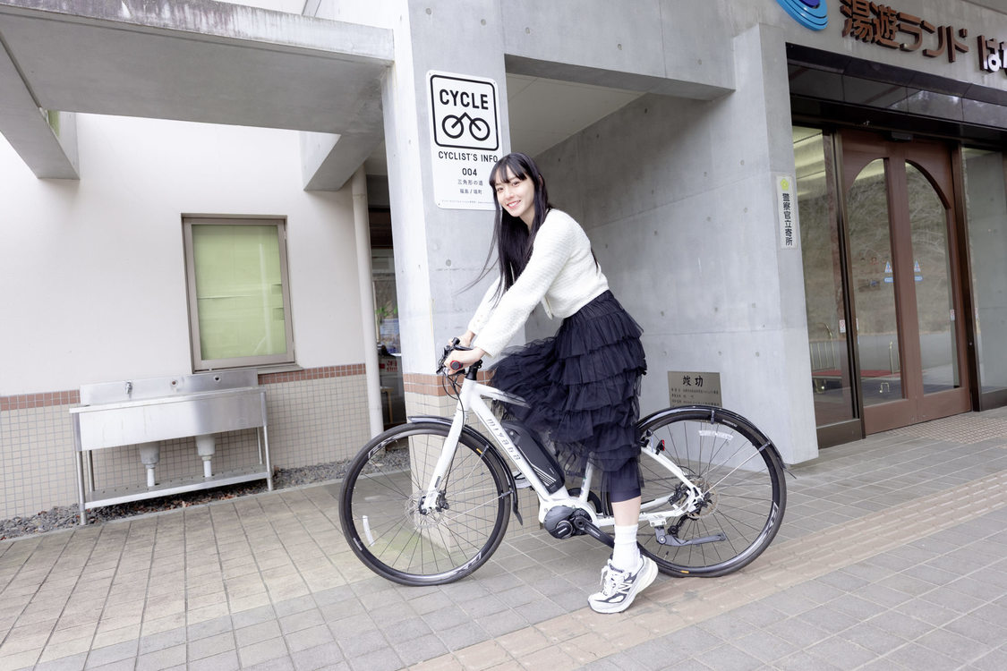 レンタサイクリングを堪能する宮原華音