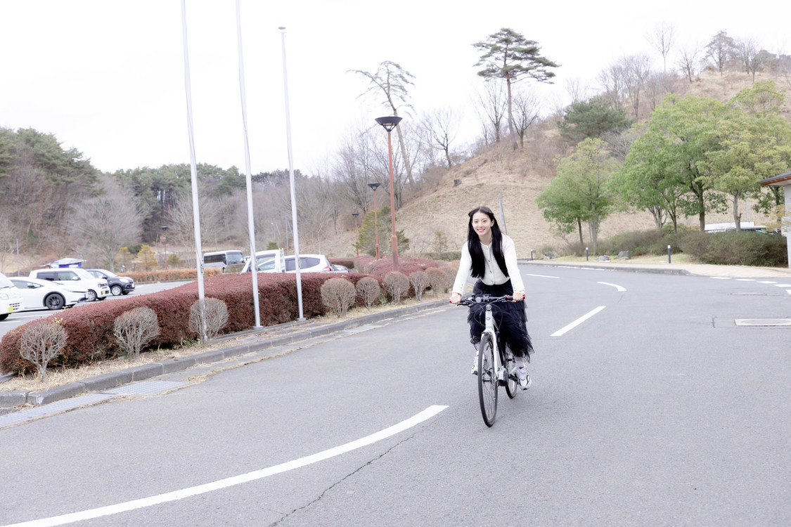 レンタサイクリングを堪能する宮原華音
