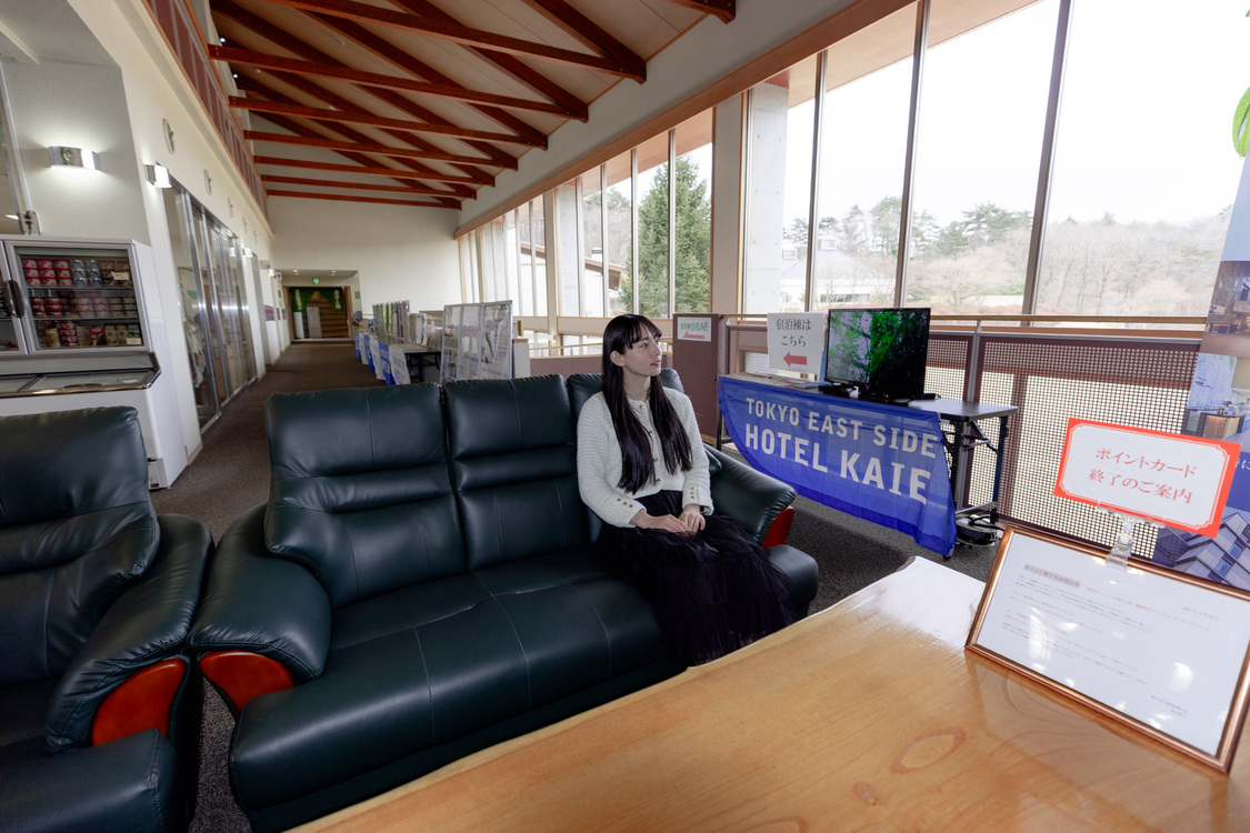 ロビーでくつろぐ宮原