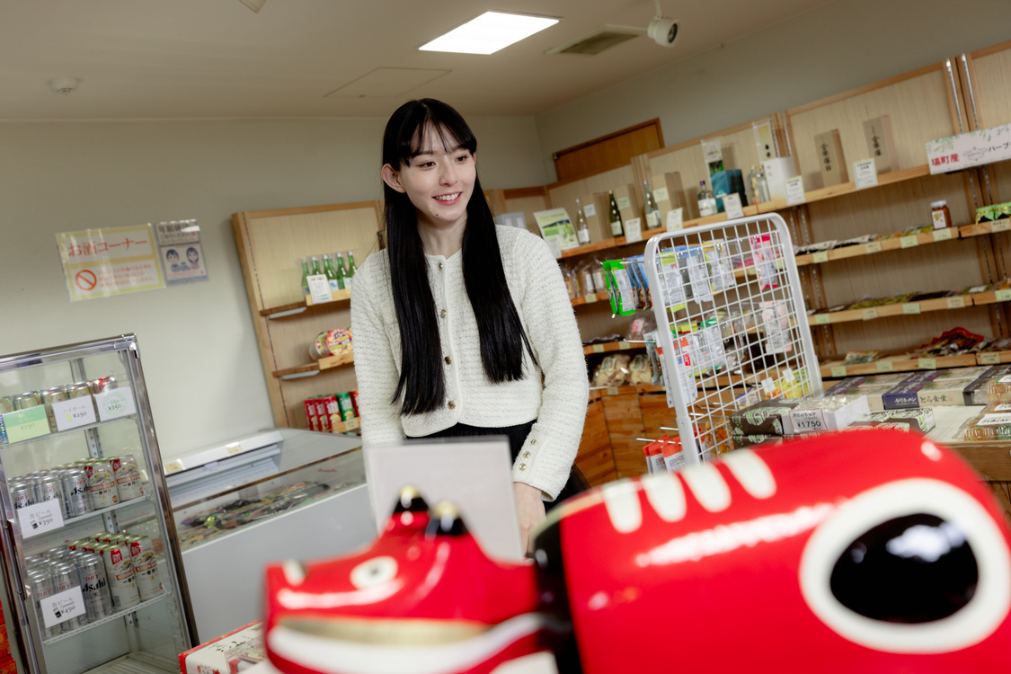 売店でお土産を選んでいる宮原