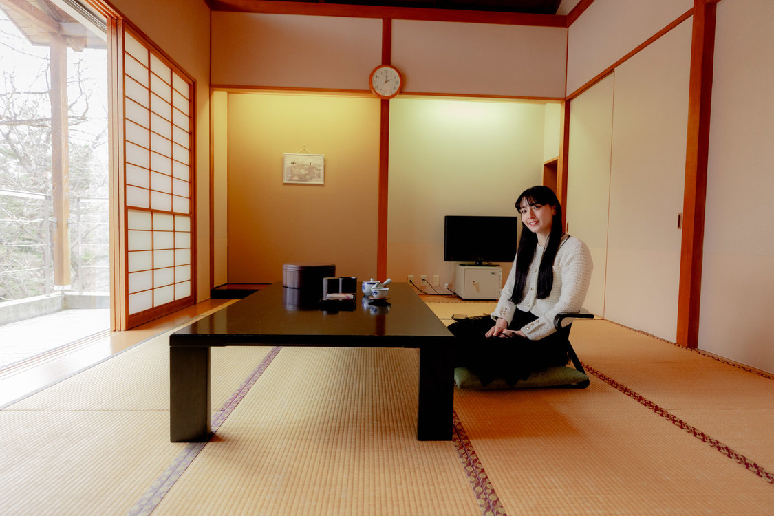 和室でくつろぐ宮原