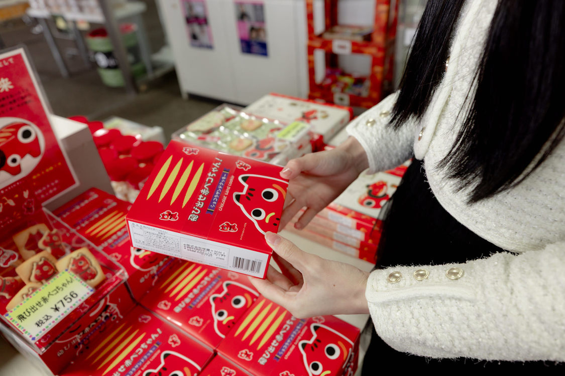 売店でお土産を選んでいる宮原華音