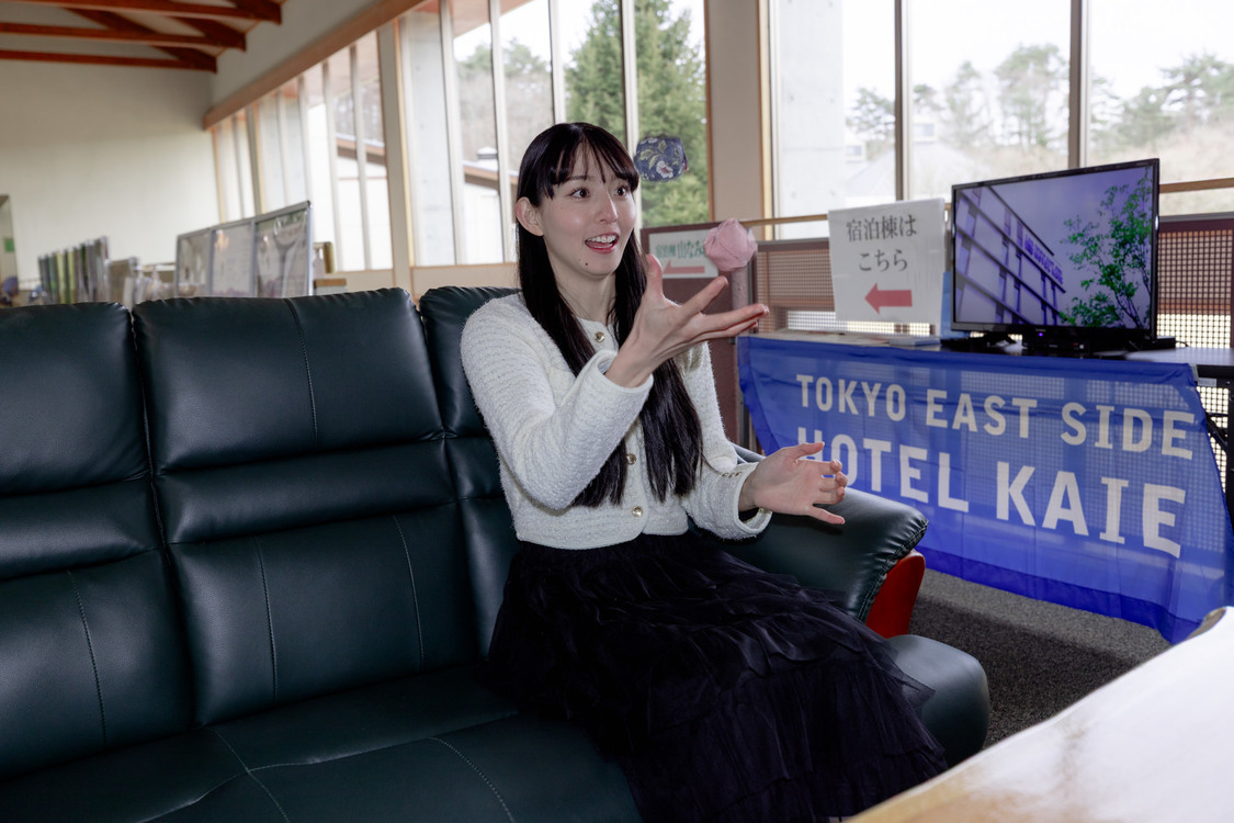 ロビーでくつろぐ宮原華音