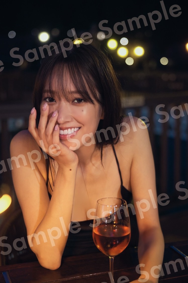 日向坂46・佐々木久美1st写真集『めくる日々』封入特典ポストカード（撮影：藤原宏）