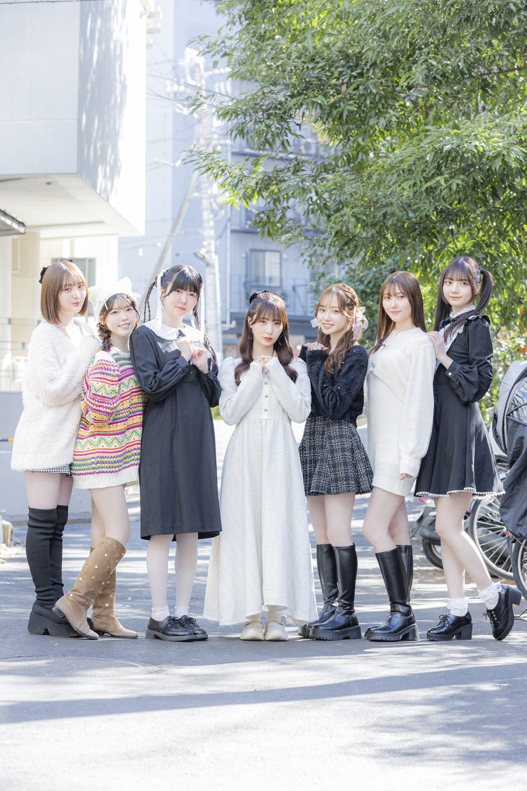 左から、瀬乃まりん、中本こまり、小野寺梓、澪川舞香、川岸瑠那、丸山蘭奈、阿部かれん