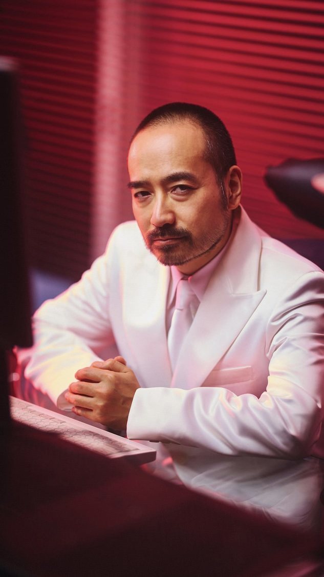 橋本正義 ／岩崎う大（かもめんたる）　社⻑。イカれている。