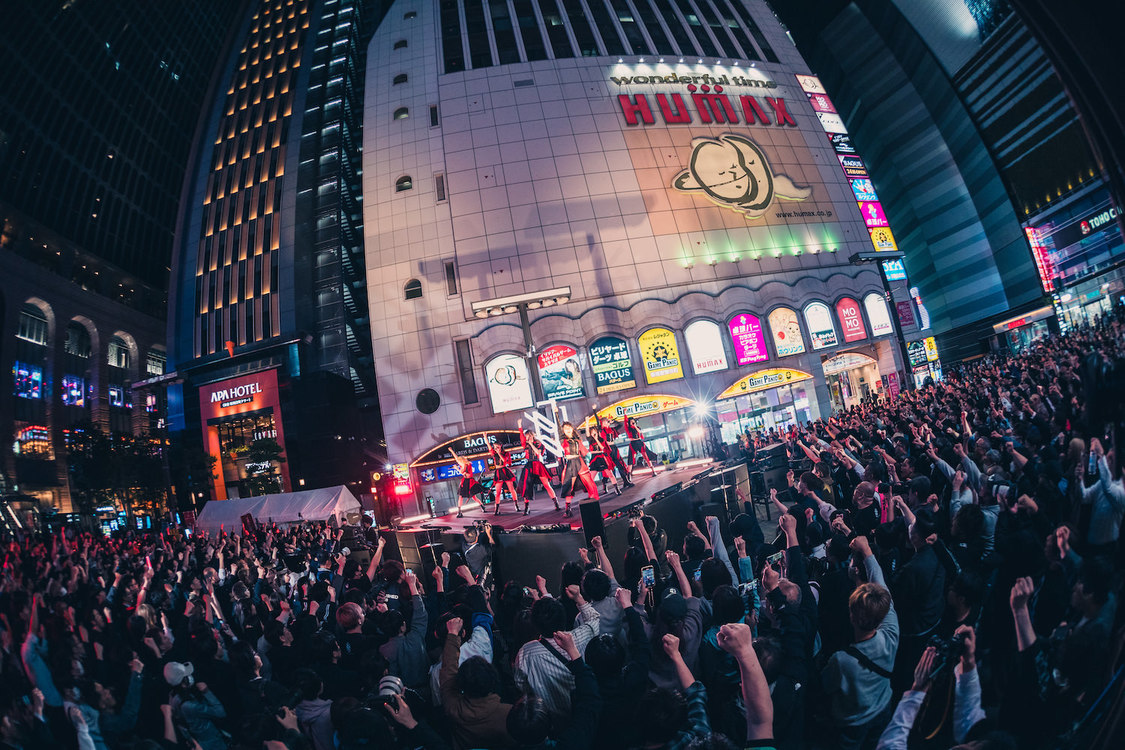 ＜NEO JAPONISM新体制お披露目ライブ＞新宿シネシティ広場特設ステージ（2025年4月22日）