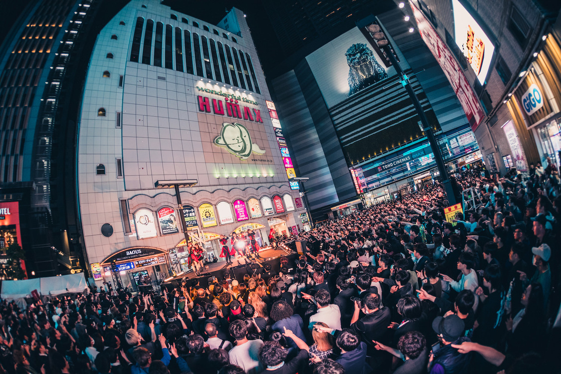 ＜NEO JAPONISM新体制お披露目ライブ＞新宿シネシティ広場特設ステージ（2025年4月22日）