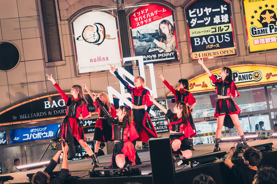 ＜NEO JAPONISM新体制お披露目ライブ＞新宿シネシティ広場特設ステージ（2025年4月22日）