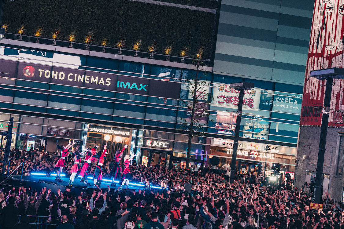 ＜NEO JAPONISM新体制お披露目ライブ＞新宿シネシティ広場特設ステージ（2025年4月22日）