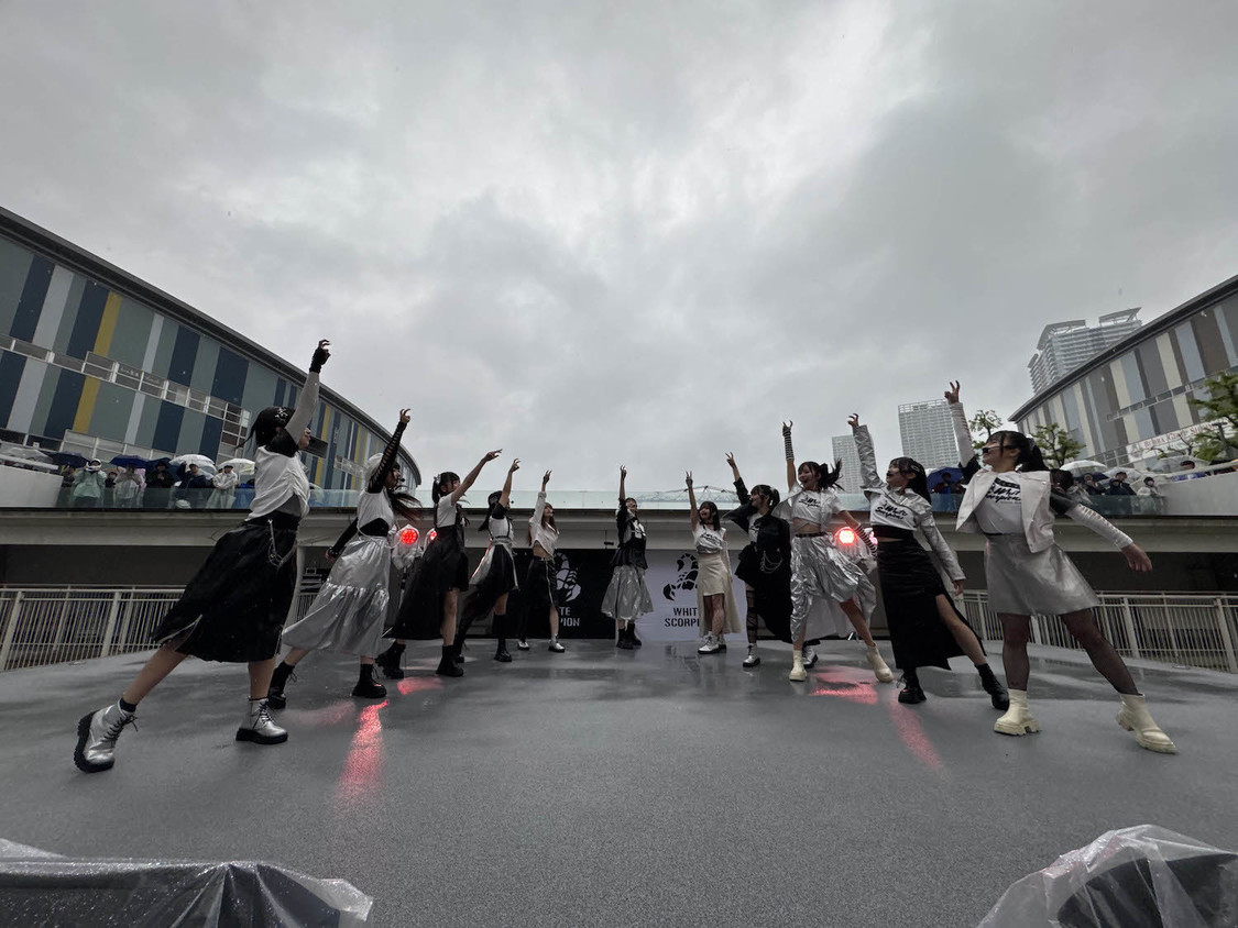 ＜WHITE SCORPION 7thデジタルシングル「Beach opening」リリースイベント＞ららぽーと豊洲 シーサイドデッキ メインステージ（2025年5月6日／©OVERSE）