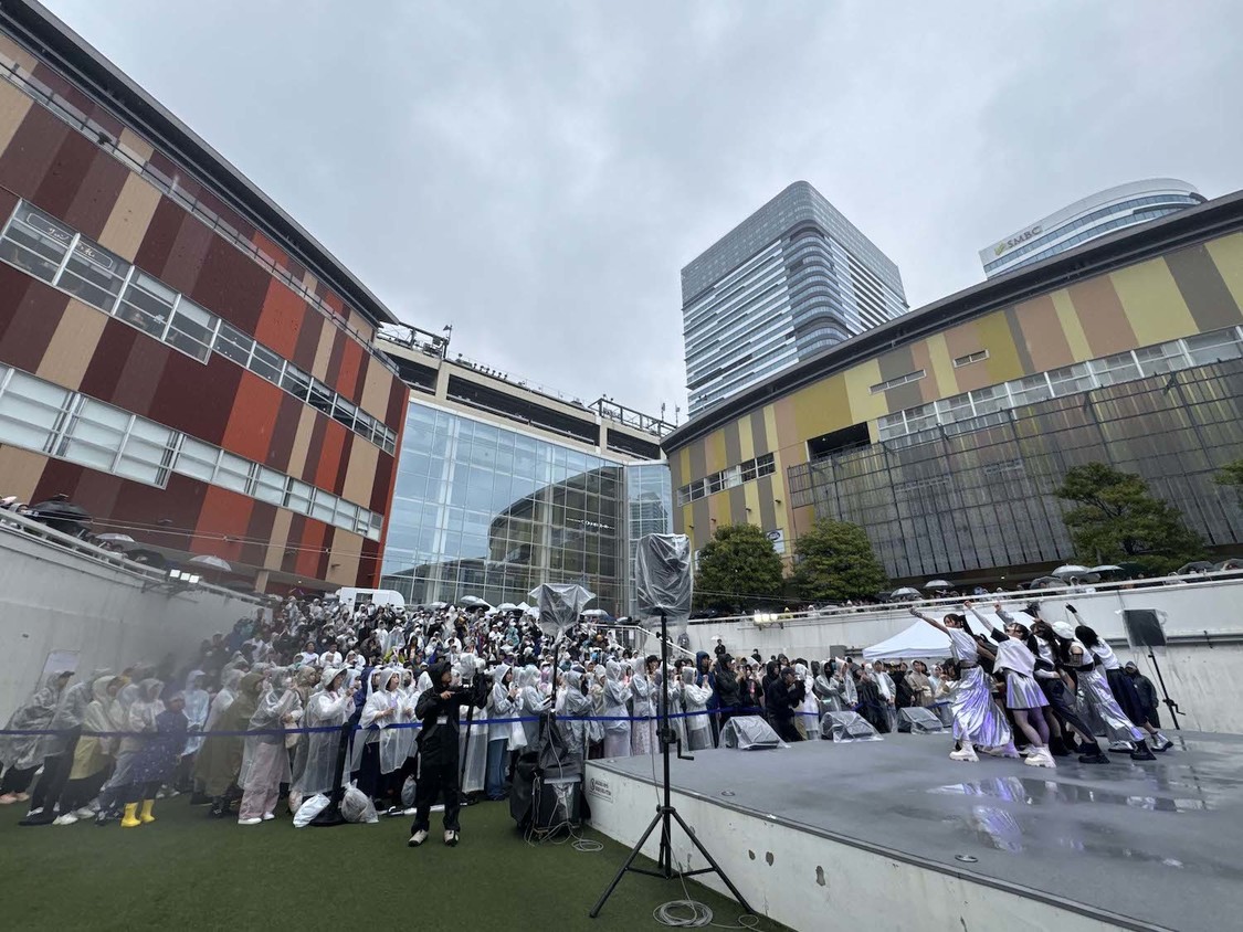 ＜WHITE SCORPION 7thデジタルシングル「Beach opening」リリースイベント＞ららぽーと豊洲 シーサイドデッキ メインステージ（2025年5月6日／©OVERSE）