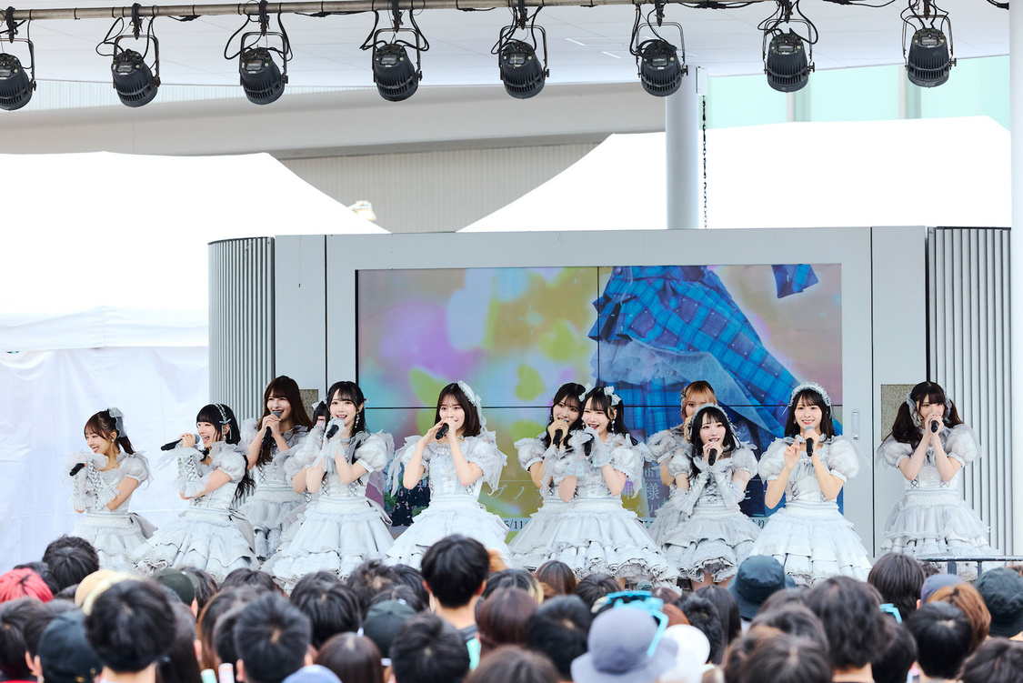 ＜≠ME 10thシングル「モブノデレラ/神様の言うとーり！」発売記念スペシャルリリースイベント＞ららぽーとEXPOCITY　1F空の広場（2025年5月11日　©YOANI／KING RECORDS）