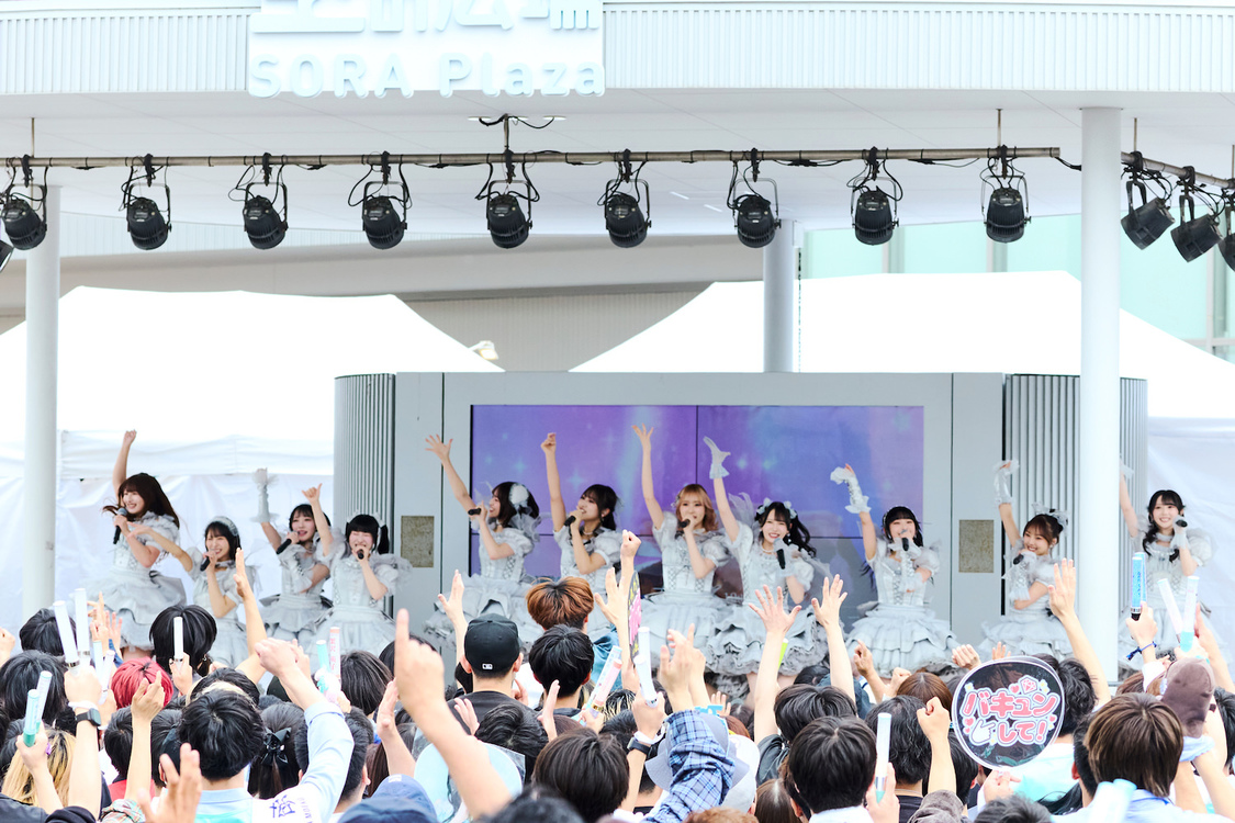 ＜≠ME 10thシングル「モブノデレラ/神様の言うとーり！」発売記念スペシャルリリースイベント＞ららぽーとEXPOCITY　1F空の広場（2025年5月11日　©YOANI／KING RECORDS）