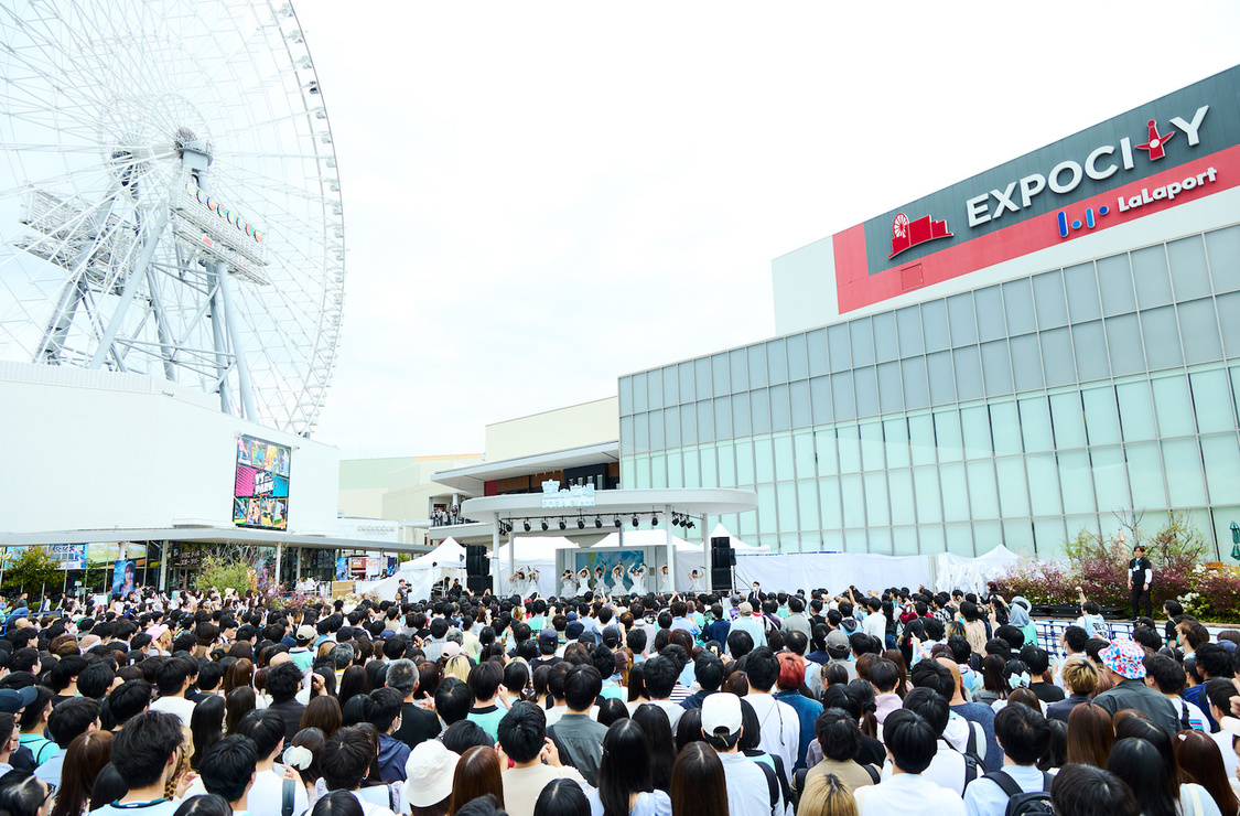 ＜≠ME 10thシングル「モブノデレラ/神様の言うとーり！」発売記念スペシャルリリースイベント＞ららぽーとEXPOCITY　1F空の広場（2025年5月11日　©YOANI／KING RECORDS）