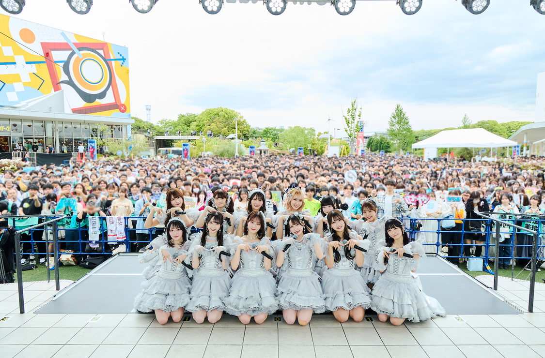 ＜≠ME 10thシングル「モブノデレラ/神様の言うとーり！」発売記念スペシャルリリースイベント＞ららぽーとEXPOCITY　1F空の広場（2025年5月11日　©YOANI／KING RECORDS）