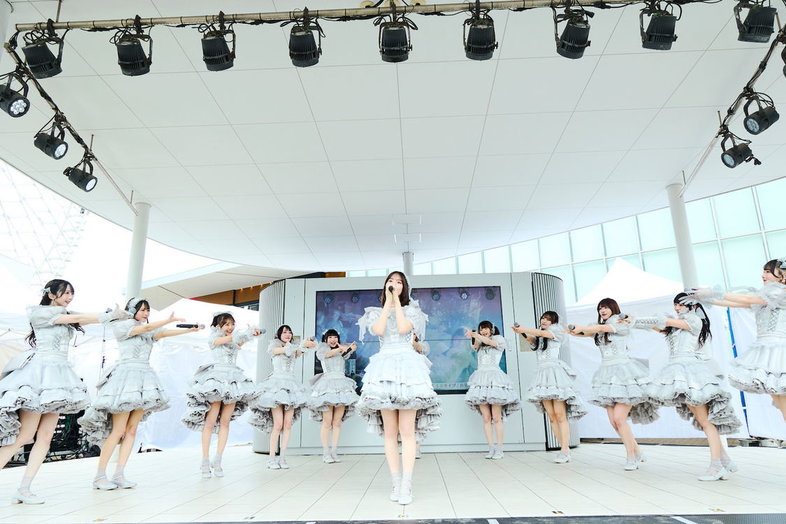 ＜≠ME 10thシングル「モブノデレラ/神様の言うとーり！」発売記念スペシャルリリースイベント＞ららぽーとEXPOCITY　1F空の広場（2025年5月11日　©YOANI／KING RECORDS）