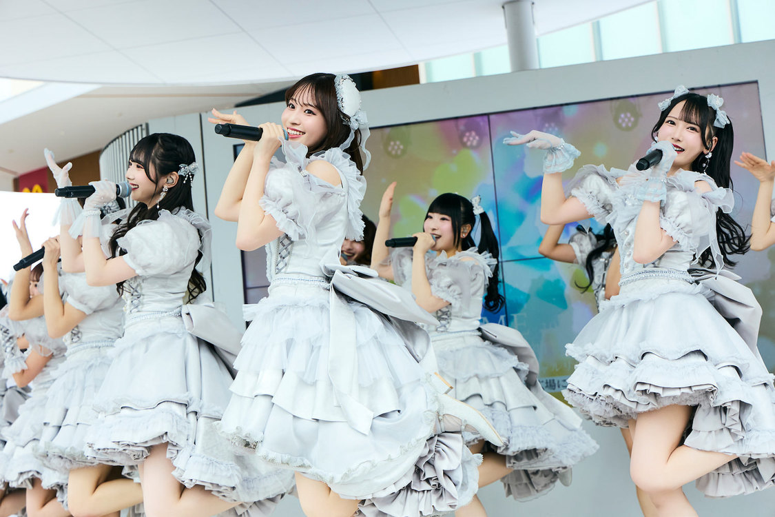 ＜≠ME 10thシングル「モブノデレラ/神様の言うとーり！」発売記念スペシャルリリースイベント＞ららぽーとEXPOCITY　1F空の広場（2025年5月11日　©YOANI／KING RECORDS）