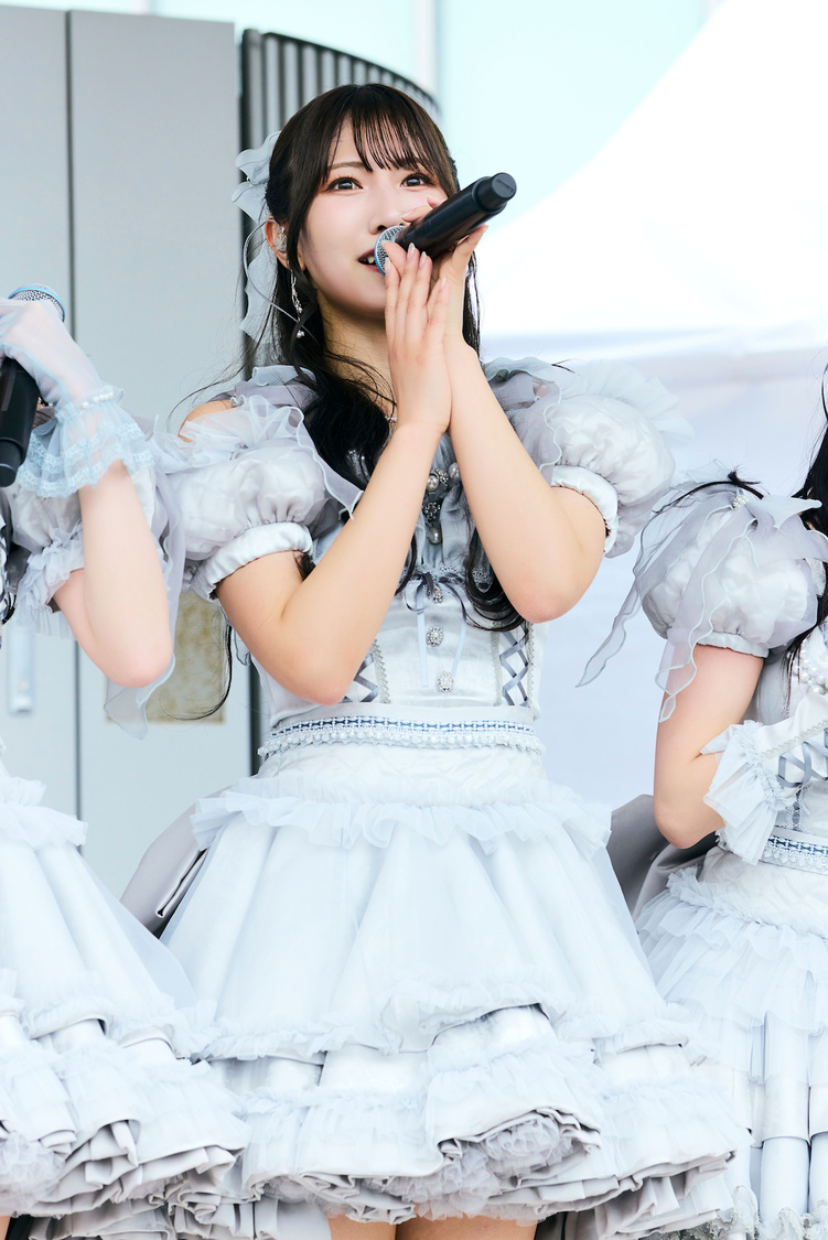 ＜≠ME 10thシングル「モブノデレラ/神様の言うとーり！」発売記念スペシャルリリースイベント＞ららぽーとEXPOCITY　1F空の広場（2025年5月11日　©YOANI／KING RECORDS）