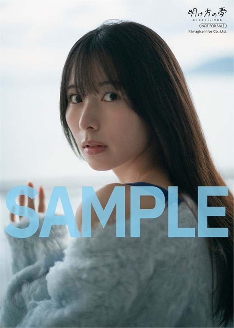 2Lブロマイドにサインを入れて配布