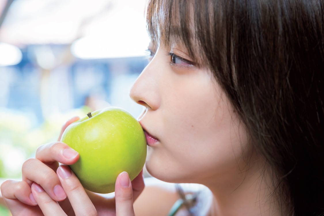 『SKE48 鎌田菜月 1st写真集 やさしい日差し』重版記念お渡し会限定特典（(C)KADOKAWA (C)Zest, Inc. 撮影：田中智久）