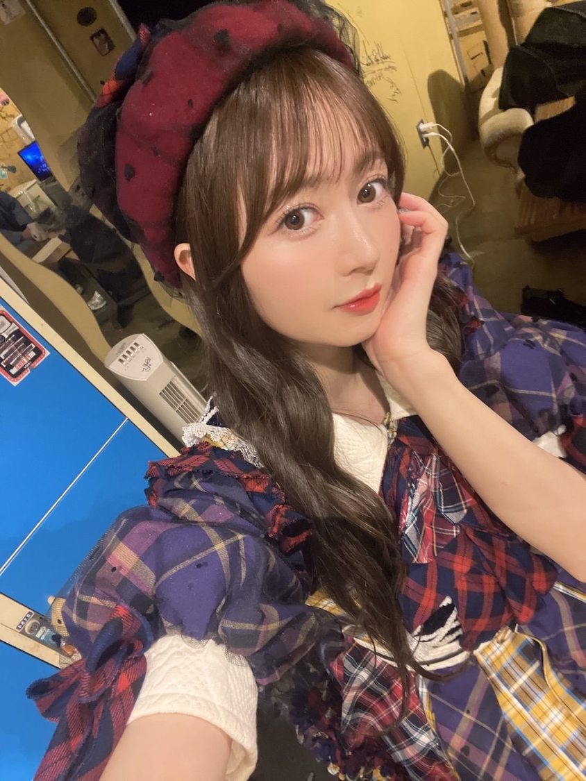 いろんなチェックが使われた可愛い衣装