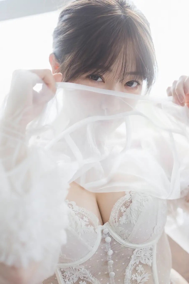 『塩見きら1st写真集　きらららぽん』（撮影：藤本和典）