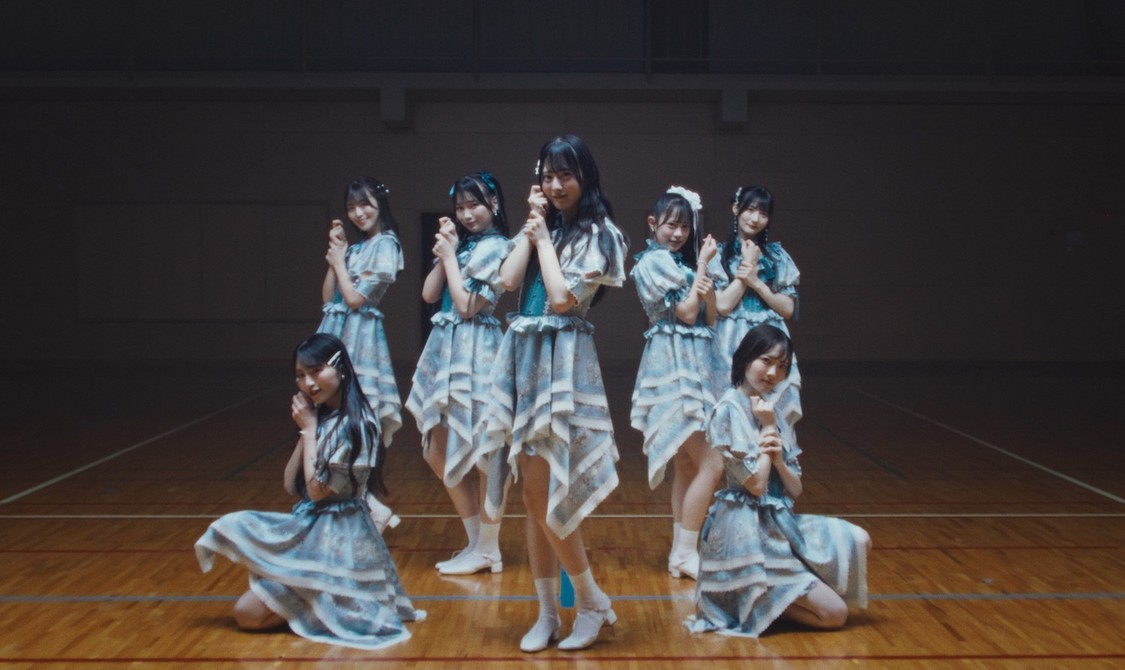 「つまり」MV場面写真（©OVERSE）