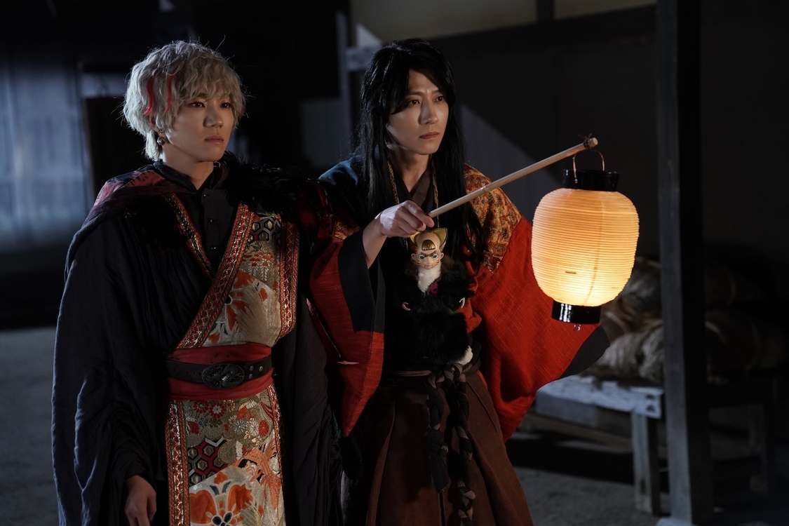 街を見回っている幻士郎と十蘭