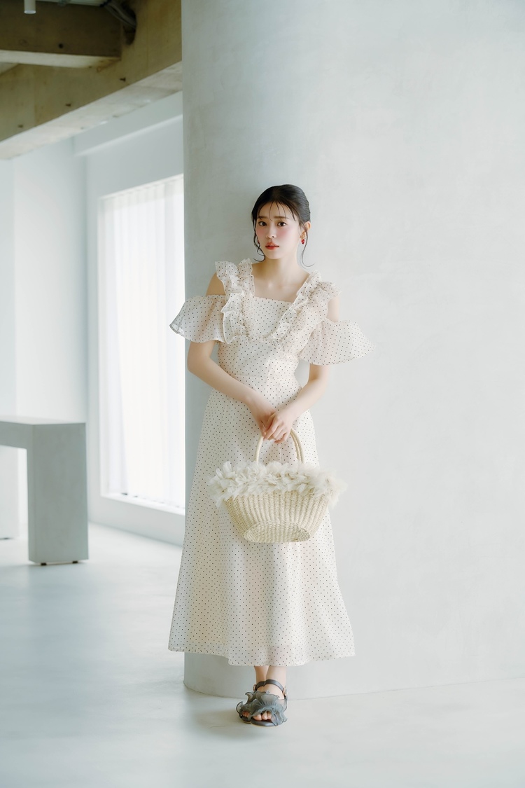 坂井仁香『MAJESTIC LEGON 』LOOK1