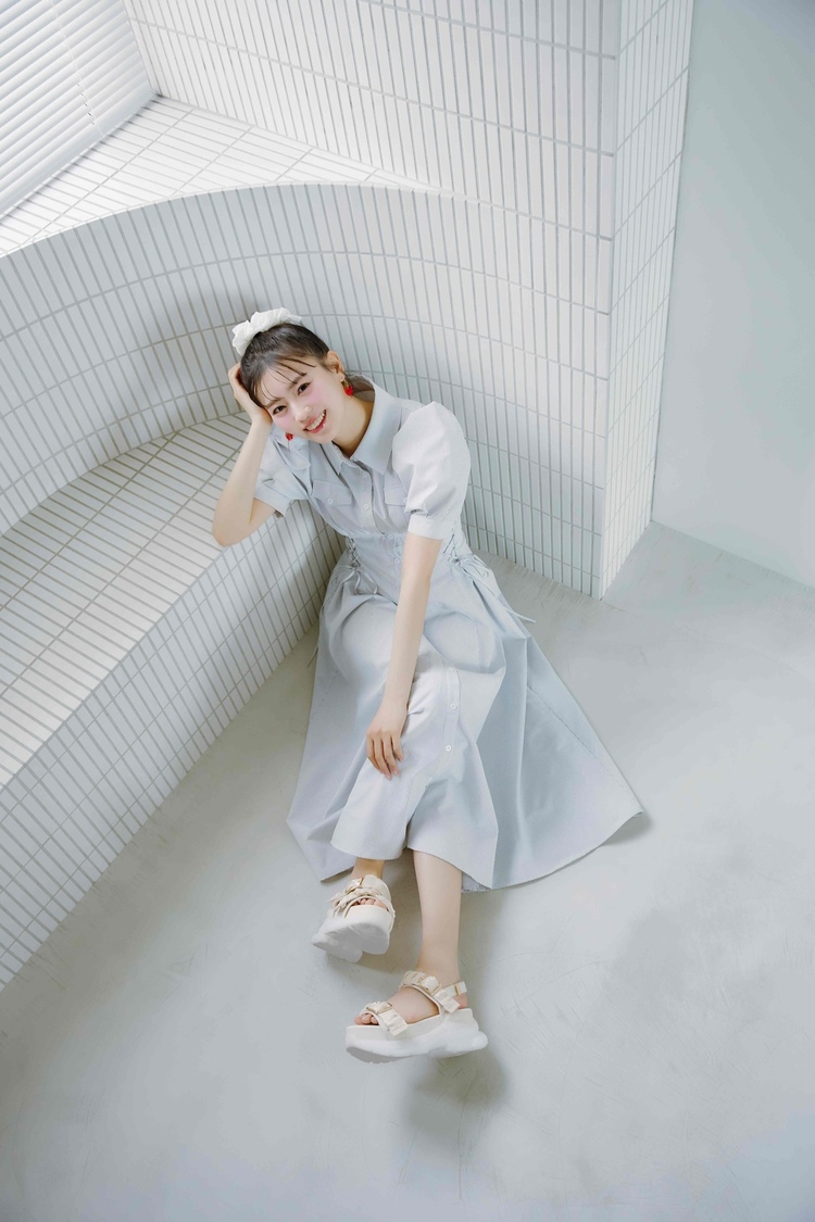 坂井仁香『MAJESTIC LEGON 』LOOK2