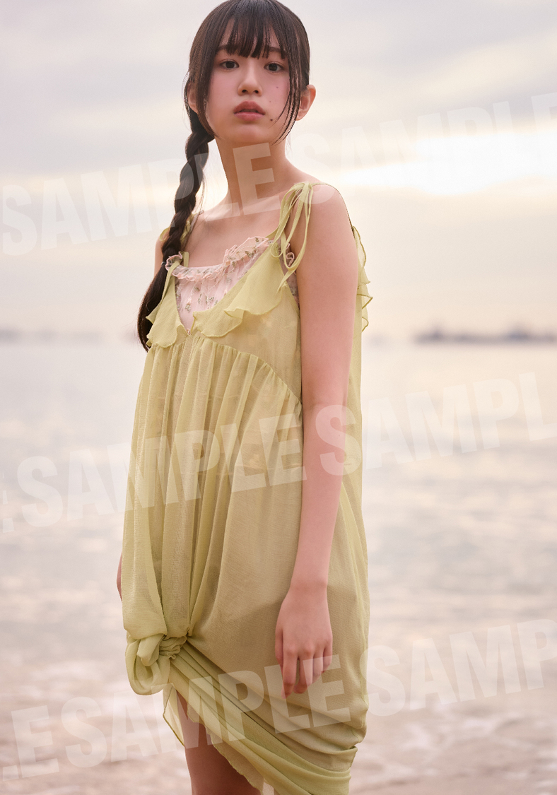 小久保柚乃2nd写真集『こくぼづかん 2』特典生写真（©中村和孝／小学館）