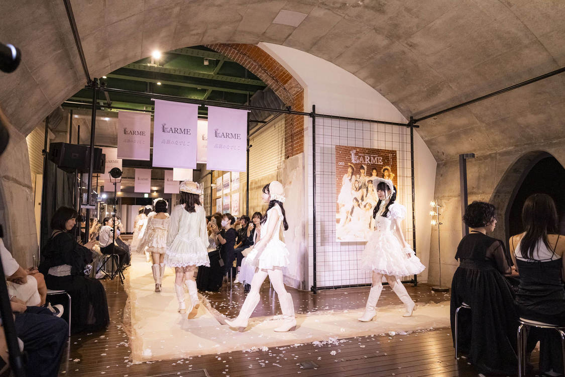 ＜『LARME×高嶺のなでしこ SPECIAL COLLABORATION WEEK』スペシャルファッションショー＞マーチエキュート神田万世橋（2025年6月25日）