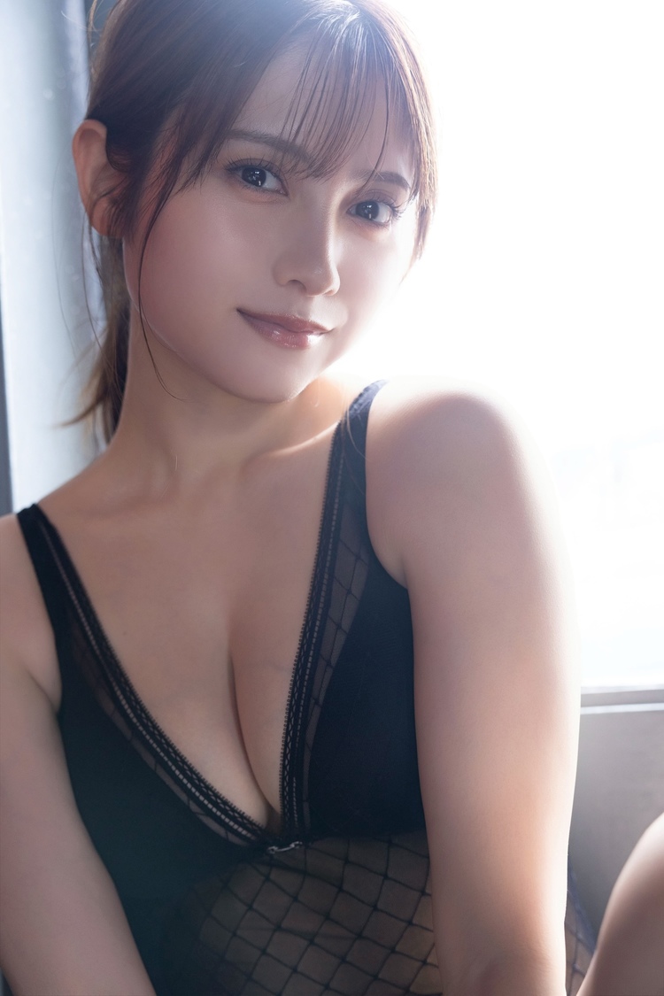 桃月なしこ『ヤングアニマル』アザーカット（撮影：中村和孝 （C）白泉社／西條彰仁）