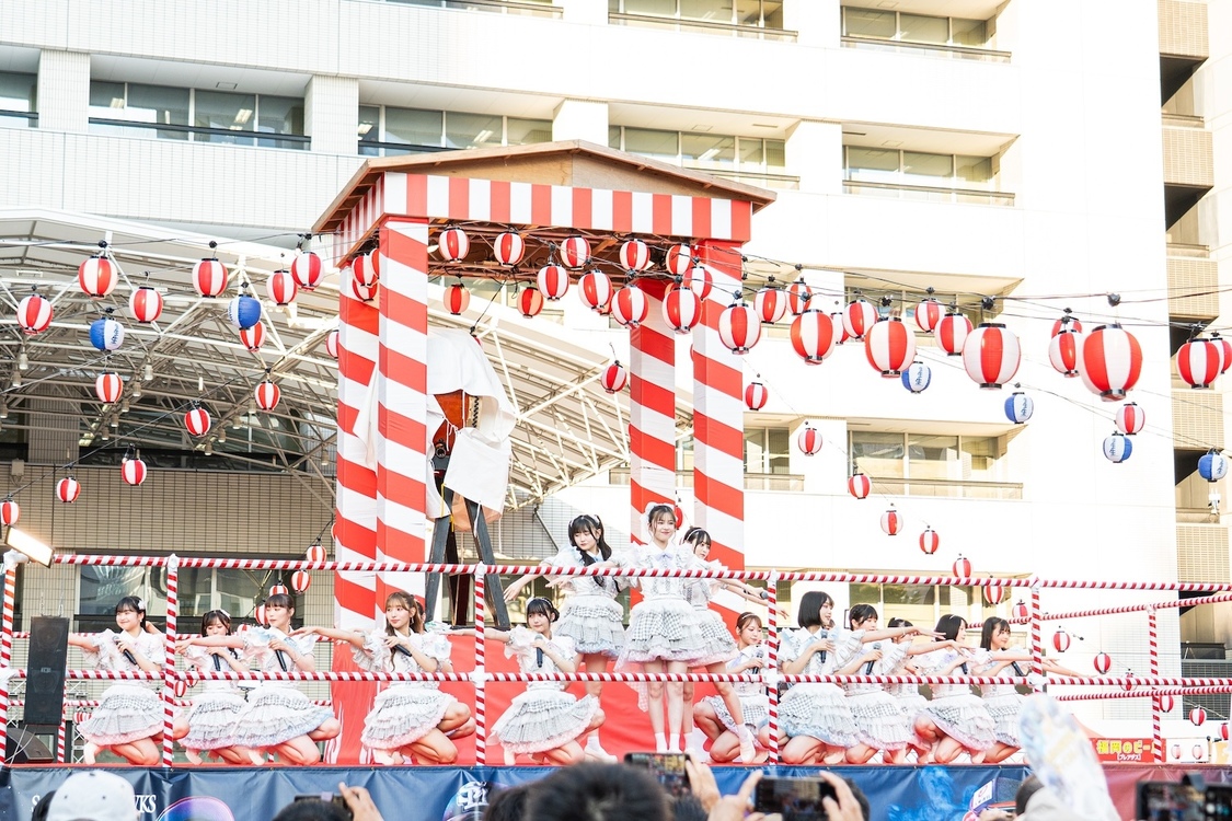 19thシングル「半袖天使」 リリース記念ミニライブ｜福岡市役所西側ふれあい広場（©︎ Mercury）