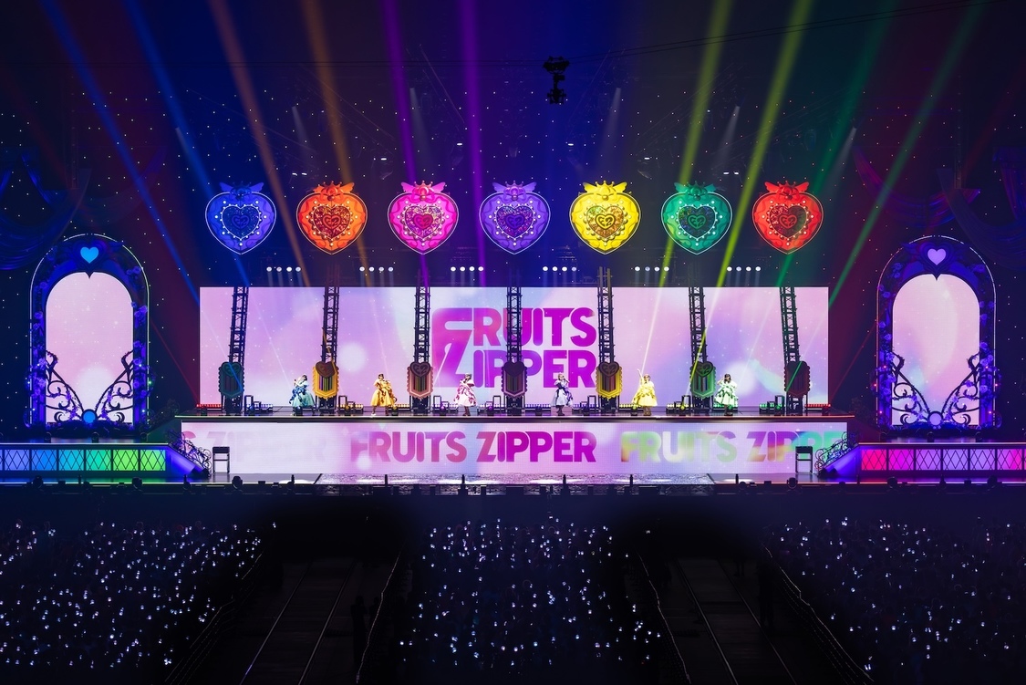 ＜さいたまスーパーアリーナ25周年 FRUITS ZIPPER 3rd ANNIVERSARY 超超超めでたいライブ -さん-＞さいたまスーパーアリーナ（2025年8月2日、3日）｜PHOTO：ヨシモリユウナ、高田梓、ハタサト