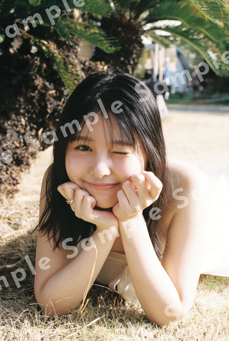 熱海港からフェリーで30分ほどの初島で。開放的な芝生の上でウインク　撮影・松岡一哲