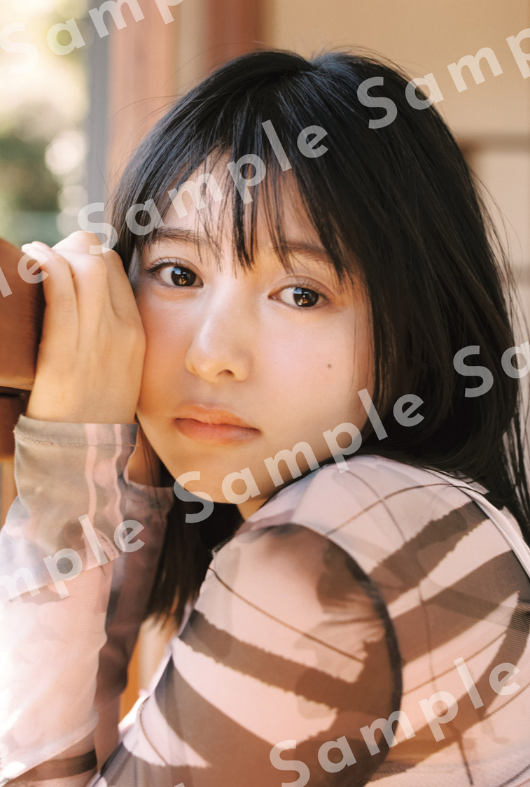 熱海ロケのファーストカット。少し緊張した表情が美少女感を引き立てる　撮影・松岡一哲